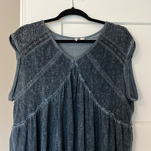 XL delicate and flowy top - Picture 2 of 5